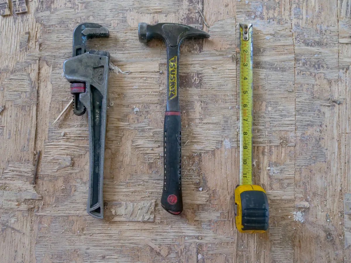 ハンマーやレンチなどの作業工具
